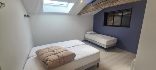 een kleine kamer met een bed en een raam bij Gîtes de 2 à 11 personnes au Domaine d'USSON in Échebrune