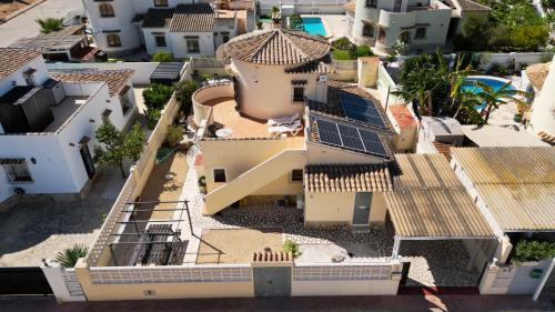 an aerial view of a house with solar panels on its roofs at Villa al Mar, Els Poblets, Top Lage und Ausstattung, Pool, WIFI, eigener überdachter Parkplatz, Photovoltaik-Anlage nah am Strand 500m in Miraflor