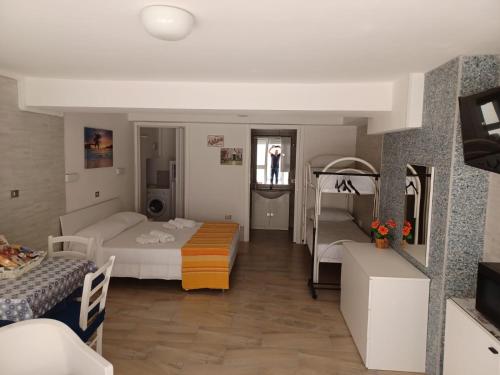 Habitación con 1 dormitorio con 1 cama y 1 mesa. en Casa Soedo, en Torre dell'Orso