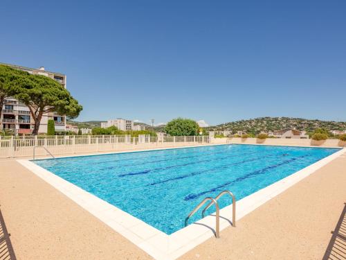 une grande piscine avec de l'eau bleue dans l'établissement Apartment Les Côteaux du Préconil-4 by Interhome, à Sainte-Maxime