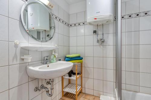 諾德奈的住宿－Alte Teestube Schmidt 58，一间带水槽和镜子的浴室