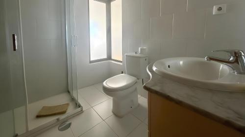 e bagno con lavandino, servizi igienici e doccia. di Albufeira Cerro Branco (23) ad Albufeira