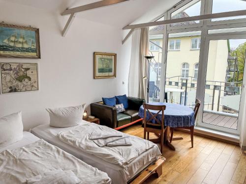 um quarto com duas camas, uma mesa e um sofá em Apartment App-204 Luise von Preußen by Interhome em Zinnowitz