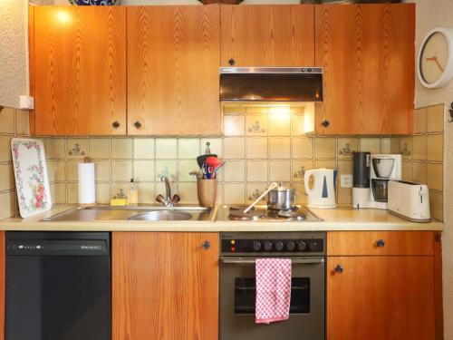 Kuchyň nebo kuchyňský kout v ubytování Holiday Home Dorenavant by Interhome