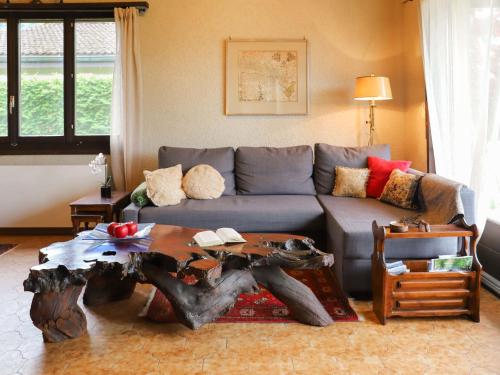 - un salon avec un canapé et une table dans l'établissement Holiday Home Dorenavant by Interhome, au Bouveret