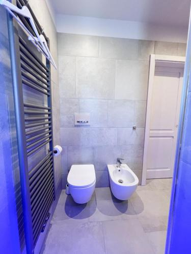 a bathroom with a toilet and a sink at DIMORA BIANCA in Triggianello