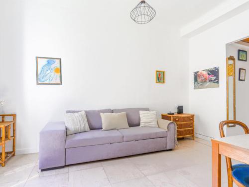 - un canapé violet dans un salon blanc dans l'établissement Apartment Hérold-2 by Interhome, à Nice