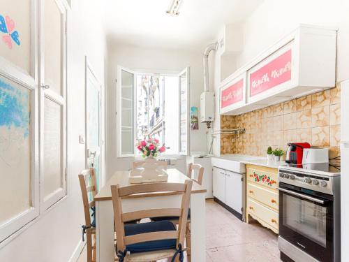 une cuisine avec une table et des chaises dans une pièce dans l'établissement Apartment Hérold-2 by Interhome, à Nice