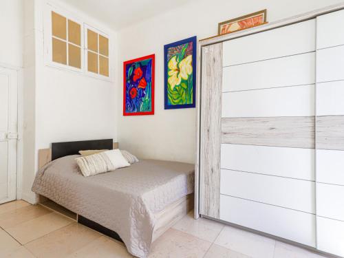 - une chambre avec un lit et une porte coulissante dans l'établissement Apartment Hérold-2 by Interhome, à Nice