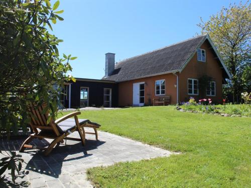 ÅkirkebyにあるHoliday Home Adrienne - 6-4km from the sea in Bornholm by Interhomeの木製のベンチ