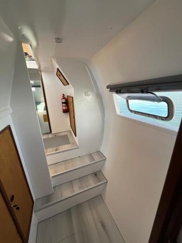 Habitación pequeña con escaleras en una caravana en Barco Casa Fuzeta, en Fuseta