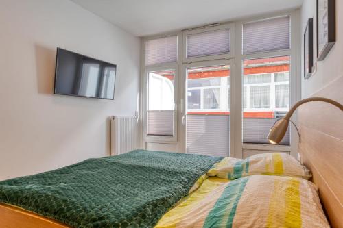 - une chambre avec un lit et une télévision à écran plat dans l'établissement Alte Teestube Schmidt 68, à Norderney