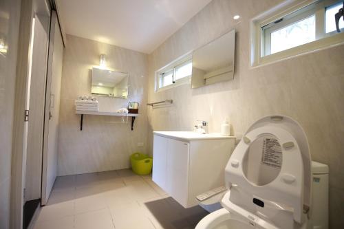 un bagno bianco con un water e un lavandino di whitesun a Ji'an