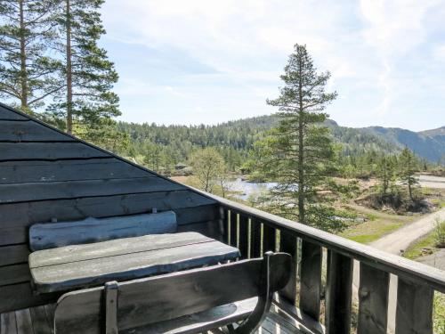 een bankje op een balkon met uitzicht op een rivier bij Holiday Home Bortebu - SOW139 by Interhome in Åseral