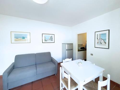 ein Wohnzimmer mit einem Sofa und einem Tisch in der Unterkunft Sant'Anna del Volterraio - Strada Maestra (56) in Bagnaia