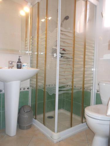 une salle de bain avec une douche, un lavabo et des toilettes dans l'établissement VILLA 3 pièces, 47m2 + TERRASSE 15m2 REF 4004, à Le Castellas