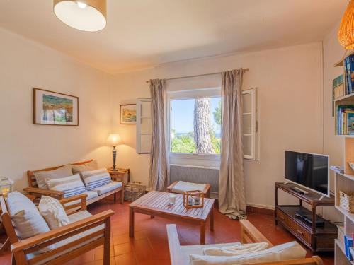 un salon avec un canapé et une fenêtre dans l'établissement Holiday Home La Treille by Interhome, à Sainte-Maxime