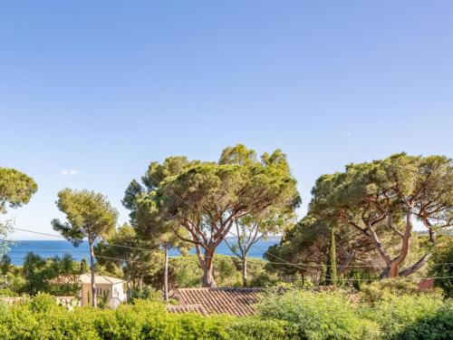 un groupe d'arbres en face de l'océan dans l'établissement Holiday Home La Treille by Interhome, à Sainte-Maxime