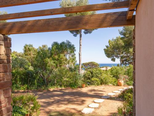 - une vue sur l'océan depuis une porte de la maison dans l'établissement Holiday Home La Treille by Interhome, à Sainte-Maxime