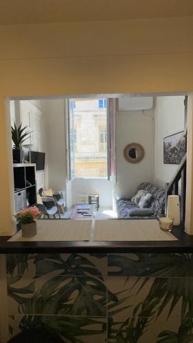 - un salon avec un aquarium dans l'établissement Duplex spagiari, à Nice