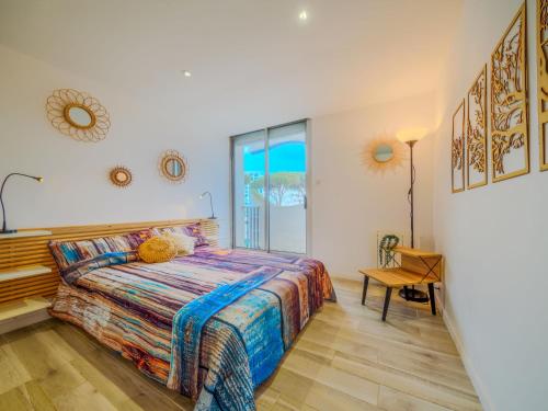 une chambre avec un lit, une table et une fenêtre dans l'établissement Apartment Le Parador-4 by Interhome, à La Grande Motte