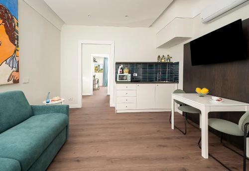 una sala de estar con un sofá y una mesa en Capri Blue Fuorlovado, en Capri