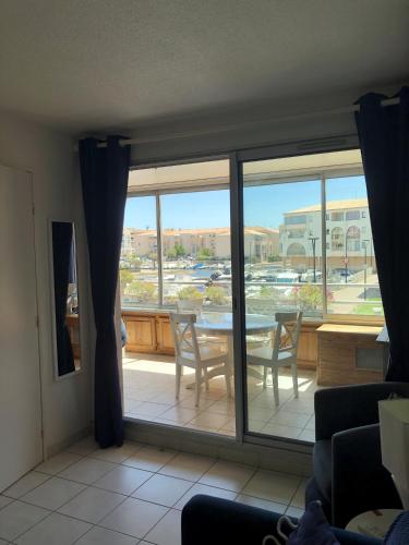 Sète Marina des Quilles, grand T2 climatisé, proche plage, parking privé