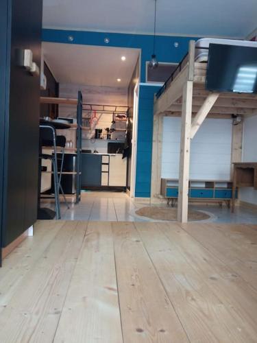 une chambre vide avec parquet dans un bâtiment dans l'établissement CHARMANT STUDIO à 2 pas de NAVAL GROUP au coeur d une rue commerçante, à Cherbourg en Cotentin
