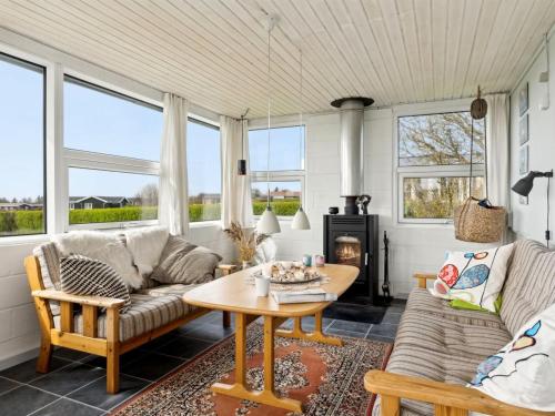 Holiday Home Aletha - all inclusive - 300m to the inlet by Interhome في Snedsted: غرفة معيشة مع أريكة وطاولة