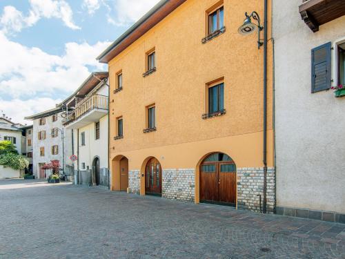 un edificio con dos puertas en el lateral de una calle en Apartment Fruet by Interhome, en Pergine Valsugana