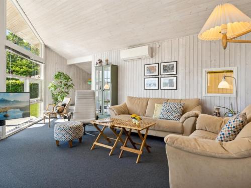 ein Wohnzimmer mit einem Sofa und einem Tisch in der Unterkunft Holiday Home Maarit - 150m from the sea in SE Jutland by Interhome in Binderup Strand