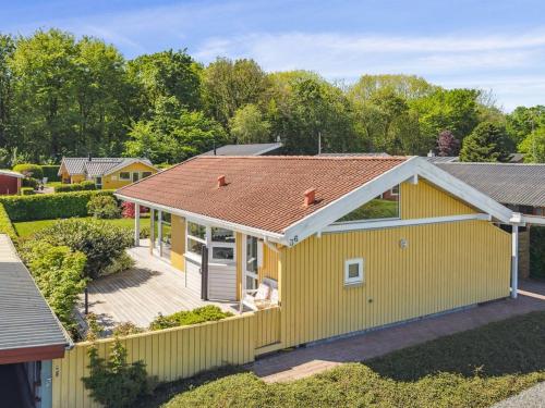 eine Aussicht auf ein gelbes Haus in der Unterkunft Holiday Home Maarit - 150m from the sea in SE Jutland by Interhome in Binderup Strand