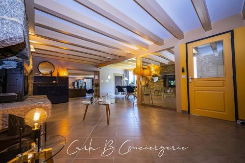 un salon avec une porte jaune et une table dans l'établissement ROSALIE - MAISON PONT-AVEN 5 PERSONNEs, à Pont-Aven