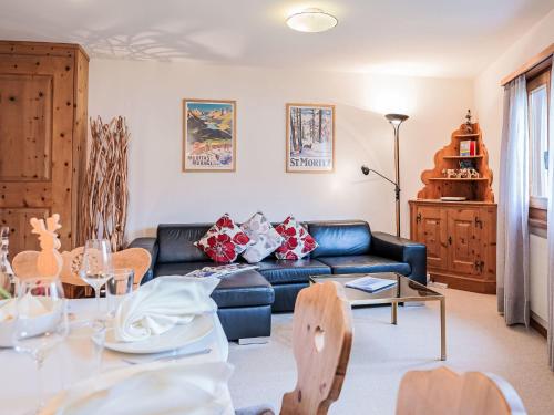 Posezení v ubytování Apartment Chesa Polaschin B - B10 - Sils by Interhome
