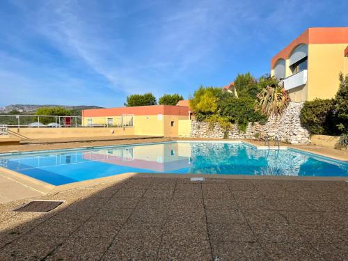 une piscine devant un immeuble dans l'établissement Magnifique studio Cassis vue mer, à Cassis