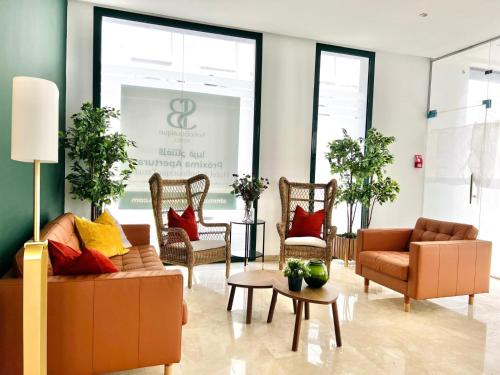 sala de estar con sofás, sillas y mesa en Soho Boutique Tetuán en Tetuán