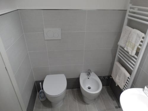 コルチャーノにあるLe Cupeのトイレと洗面台付きのバスルーム