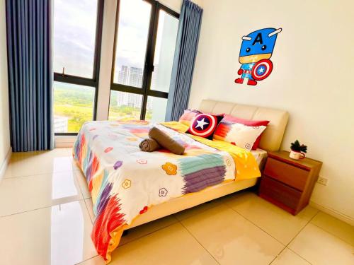 Legoland-Happy Wonder Love Suite-Elysia- Max8pax-with Garden-Pool view tesisinde bir odada yatak veya yataklar
