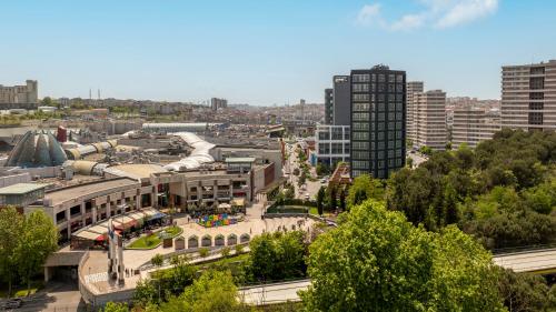 z góry widok na miasto z wysokimi budynkami w obiekcie Mayar Residence Hotel w Stambule