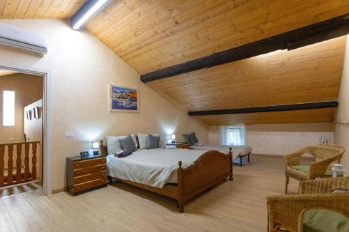 Un dormitorio con una cama grande con techo de madera. en Casa Vacanze Mon Rêve, en Cavalcaselle