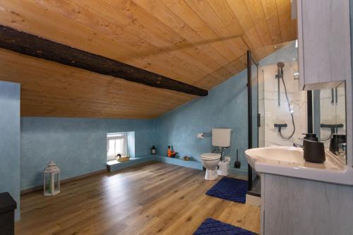 Un baño con lavabo e inodoro en una habitación. en Casa Vacanze Mon Rêve, en Cavalcaselle