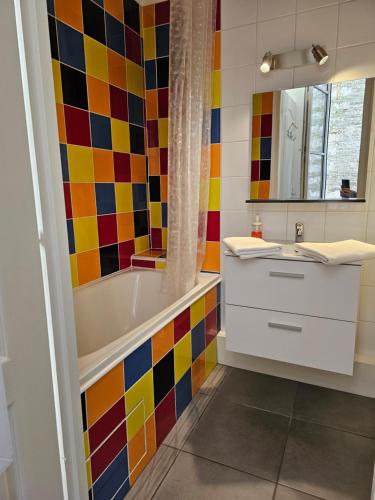La salle de bains est pourvue d'une baignoire et d'un lavabo. dans l'établissement Studio Saint Rémy Dieppe, à Dieppe