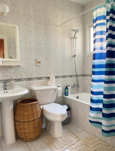 ein Badezimmer mit Toilette, Waschbecken und Badewanne in der Unterkunft Pafia A in Paphos City