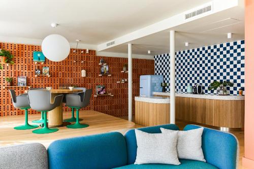 Hobo Helsinki في هلسنكي: غرفة معيشة مع أريكة زرقاء وطاولة
