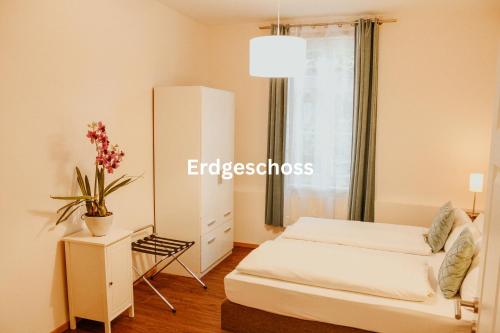 een kleine slaapkamer met een bed en een raam bij Alte Münze Apartments in Goslar