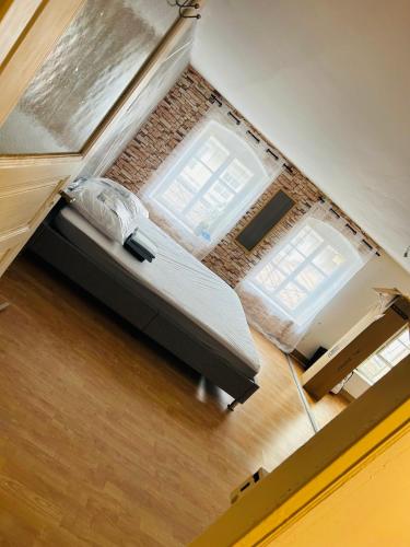 - une vue de tête sur une chambre avec 2 fenêtres dans l'établissement Appartement, à Sainte-Marie-aux-Mines