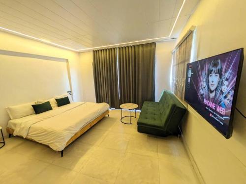 Una televisión o centro de entretenimiento en Ridge House for 4-10 PAX