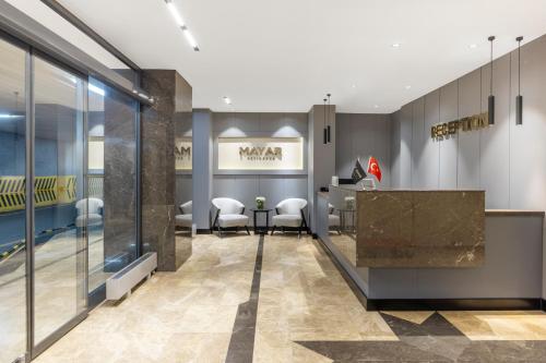 una hall con reception e sedie di Mayar Residence Hotel a Istanbul