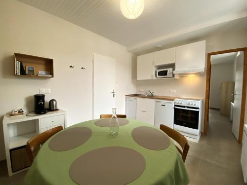 Η κουζίνα ή μικρή κουζίνα στο Le Pied de Ville Morgon