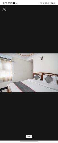 two pictures of a bedroom with two beds and a television at Hotel Vijay Niwas in Jaipur
